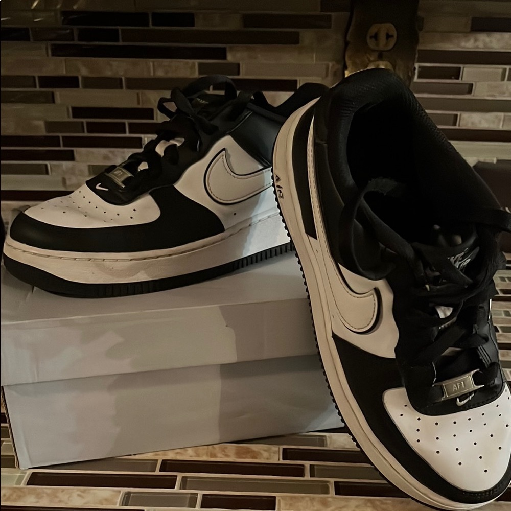 Nike Men's Black and White Air Sneakers